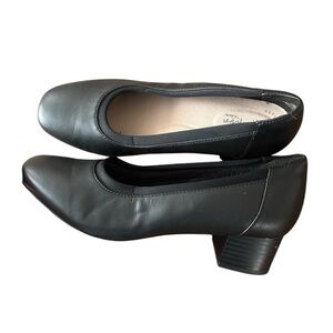 Clark’s Ultimate Comfort Collection Black Heels Size 8